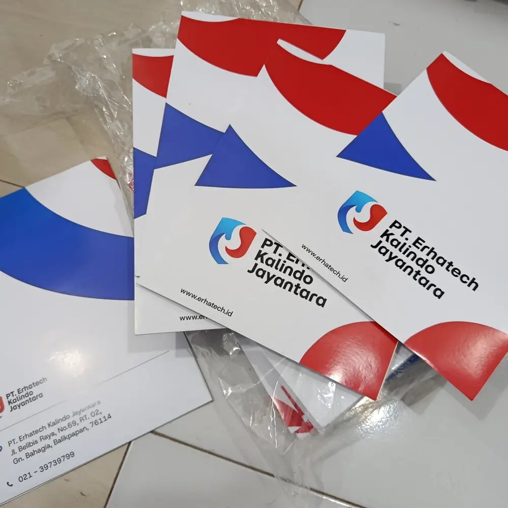Map folder putih bermotif merah biru