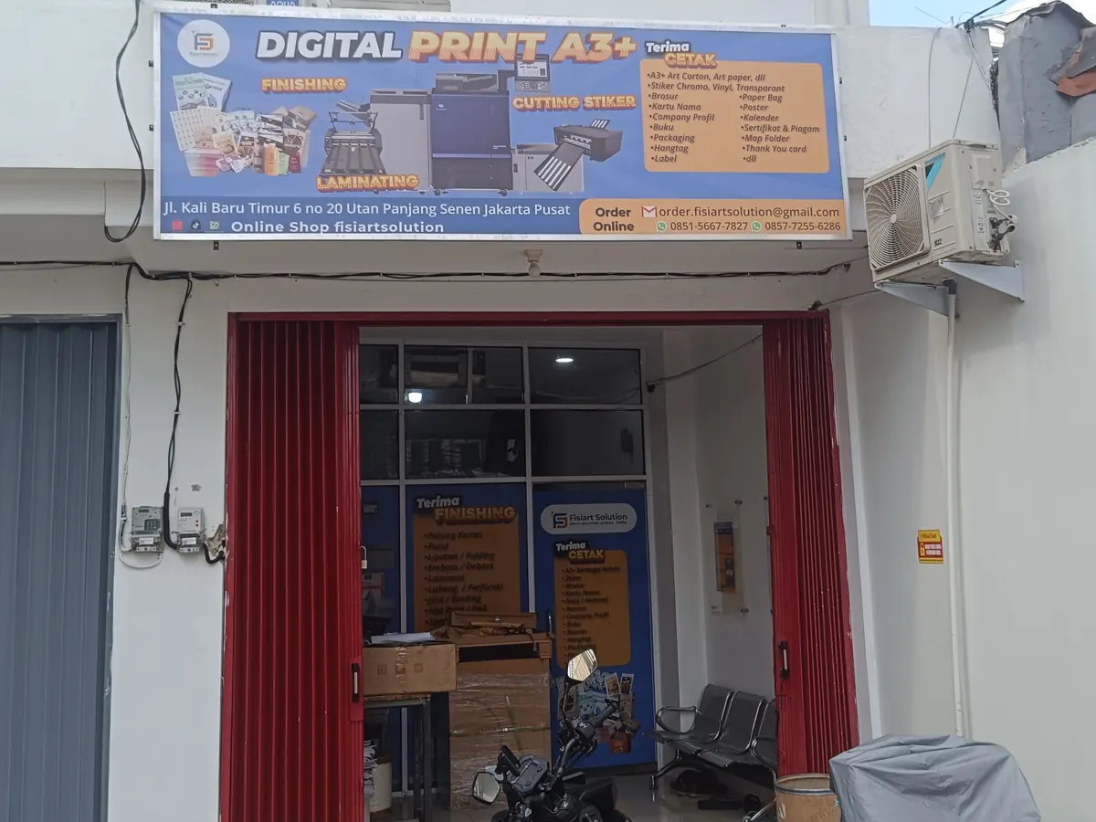 Tampak depan toko Fisiart Solution di Jl. Kali Baru Timur 6, papan bertuliskan Digital Print A3+